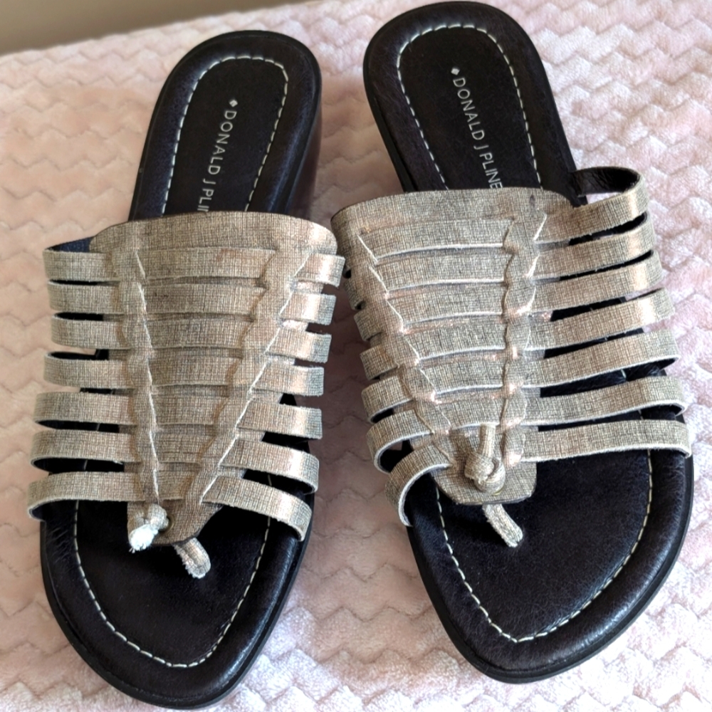 Donald J. Pliner Cissy 2 Metallic Gold Leather Strappy Sandals. Size 8